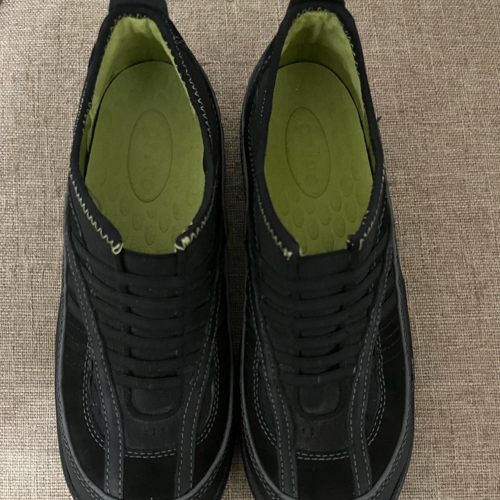 Clarks Privo Slip On Leather Stretchy slip on Mocs